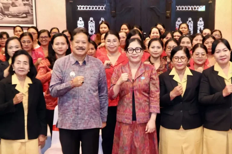 Ketua TP PKK Kabupaten Tabanan, Ny. Rai Wahyuni Sanjaya, menghadiri pengukuhan dan pelantikan Ketua serta pengurus WHDI Kabupaten Tabanan 2025–2027 di Kantor Bupati, menegaskan komitmen TP PKK dalam mendukung peran perempuan.