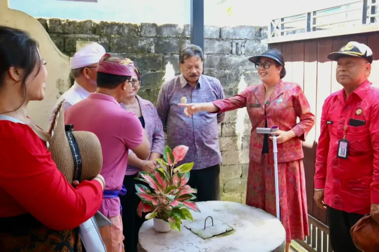 Duta PSBS Padas (Pengelolaan Sampah Berbasis Sumber) Kabupaten Tabanan, Rai Wahyuni Sanjaya, meninjau langsung implementasi Teba Modern yang diterapkan warga Banjar Kalanganyar Kanginan