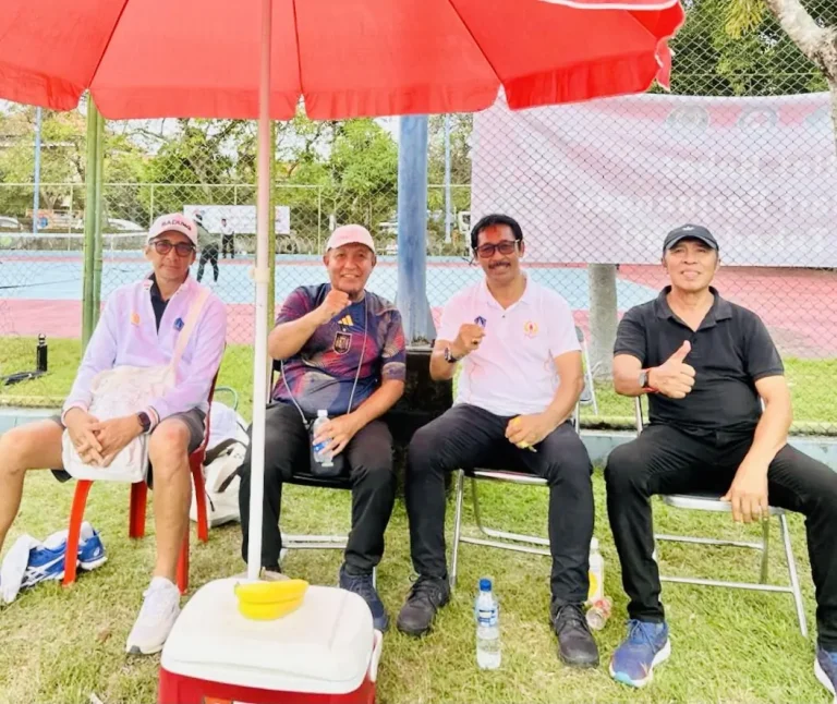 I Made Sutama SH MH Sekum KONI Badung didampingi Humas Pelti Roy Emerson Hidiya serta Pengurus PELTI Badung.