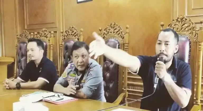 Roy Emerson Hidiya Analis Kebijakan Kordinator Perparkiran Dishub Badung saat memberikan pembinaan pada pengelola parkir pada Senin, 29 Desember 2025.