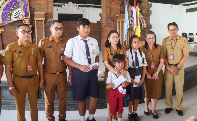 Ketua K3S Kabupaten Badung, Nyonya Rasniathi Adi Arnawa saat sosialisasi kegiatan kesejahteraan sosial yang disertai PMT di SMP Negeri 5 Abiansemal, Kecamatan Abiansemal, pada Senin (15/12).
