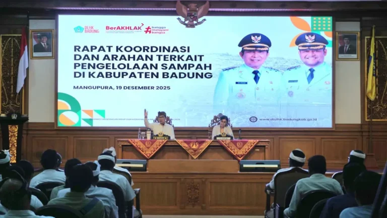 Bupati Wayan Adi Arnawa saat rapat koordinasi dengan Camat, Perbekel, Lurah dan Pengelola TPS3R terkait penanganan sampah, Jumat (19/12).