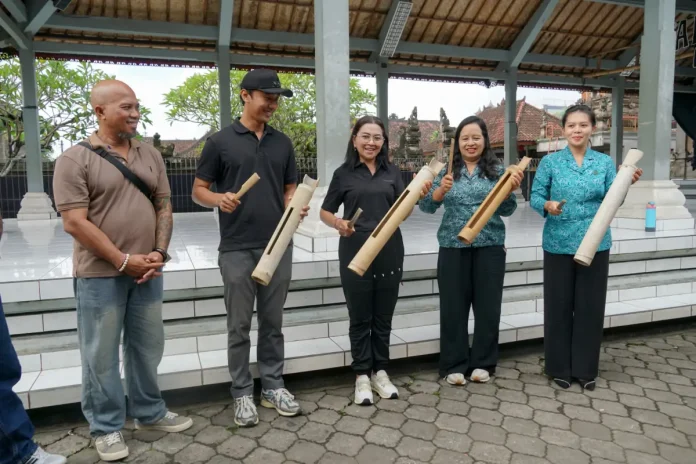 Ketua TP. PKK Badung, Ny. Rasniathi Adi Arnawa buka Safari Perdana Launching Bank Sampah di Banjar Muncan, Kelurahan Kapal, pada hari Jumat (26/12).