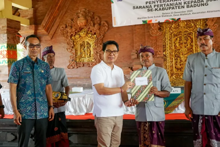 Bupati Adi Arnawa Serahkan Premi Asuransi dan Subsidi Benih Padi kepada Petani di Badung, Selasa (23/12) bertempat di Wantilan Balai Subak Blahkiuh, Kecamatan Abiansemal.
