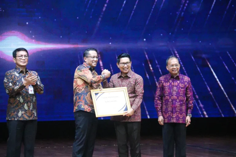 Menteri Hukum RI, Supratman Andi Agtas meresmikan pembentukan Pos Bantuan Hukum dan memberikan penghargaan pembentukan Posbankum dari Menkum RI kepada Bupati Wayan Adi Arnawa di Balai Budaya Giri Nata Mandala, Puspem Badung, Jumat (12/12).