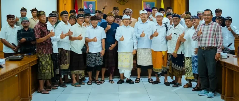 Bupati Adi Arnawa didampingi Wabup Bagus Alit Sucipta saat simakrama dengan Bendesa Adat dan Prajuru Desa Adat Jimbaran yang baru terpilih di Ruang Kriya Gosana, Pusat Pemerintahan (Puspem) Badung, Rabu (24/12).