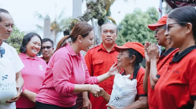 Ketua Gabungan Organisasi Wanita (GOW) Kabupaten Badung, Yunita Alit Sucipta, turun langsung ke masyarakat melalui kegiatan bakti sosial di Desa Penarungan
