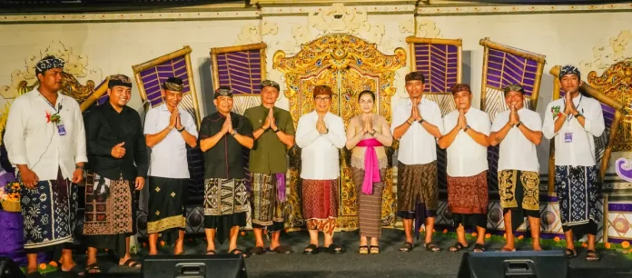 Bupati Wayan Adi Arnawa saat menghadiri puncak peringatan HUT ke-55 STT Ersanya Sudira Jaya di Banjar Perarudan, Jimbaran, Kuta Selatan, Minggu (7/12).