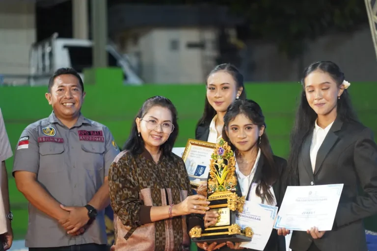 Bunda Anti Narkoba Kabupaten Badung Nyonya Rasniathi Adi Arnawa menutup secara resmi Lomba Kadarkum Desa Darmasaba Tahun 2025 di Lapangan Forum Banjar Umahanyar, Desa Darmasaba, Minggu (14/12).
