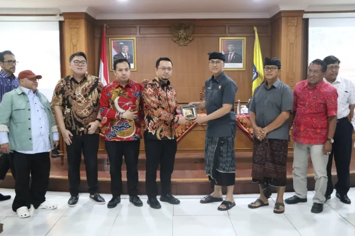 Sekda Surya Suamba menerima kunjungan kerja Delegasi Badan Kerja Sama Antar Parlemen (BKSAP) DPR RI di Puspem Badung, Selasa (2/12).
