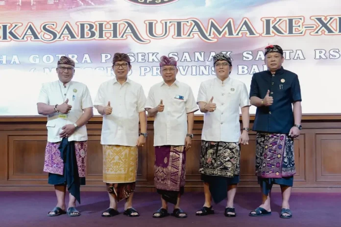 Bupati Badung Wayan Adi Arnawa saat menghadiri Pesamuan Agung Lokasabha XII Maha Gotra Pasek Sanak Sapta Rsi (MGPSSR) Provinsi Bali di Ruang Kertha Gosana, Puspem Badung, Minggu (21/12).