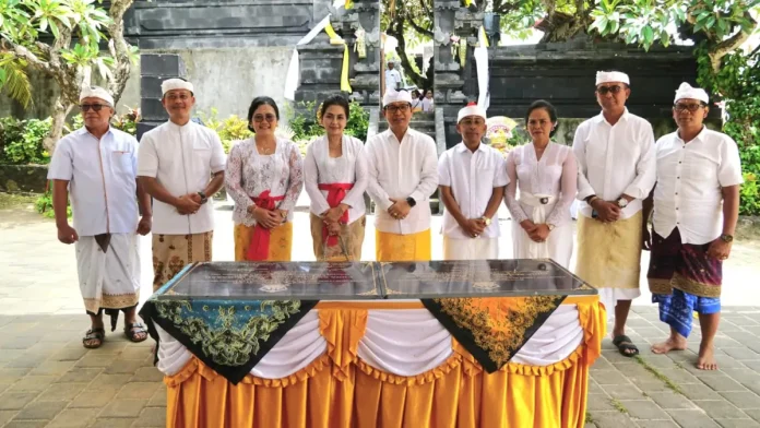 Bupati Wayan Adi Arnawa bersama Nyonya Rasniathi Adi Arnawa saat Nodya Karya Pangeratep Mapedudusan Agung, Menawa Ratna di Pura Segara Desa Adat Ungasan, Kuta Selatan, Selasa (9/12).