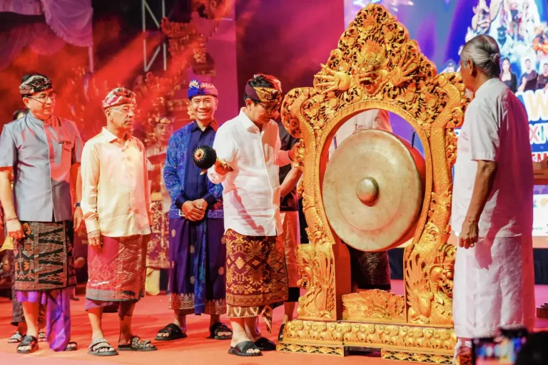Bupati Adi Arnawa bersama Gubernur Wayan Koster saat menghadiri sekaligus membuka secara resmi Pandawa Festival XIV di Pantai Pandawa, Kutuh, Kamis (25/12).