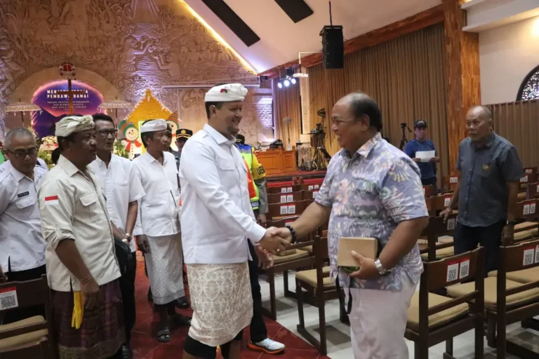 Wakil Bupati Badung Bagus Alit Sucipta melaksanakan pemantauan persiapan menyambut perayaan Hari Natal Bagi Umat Kristen, Rabu (24/12).