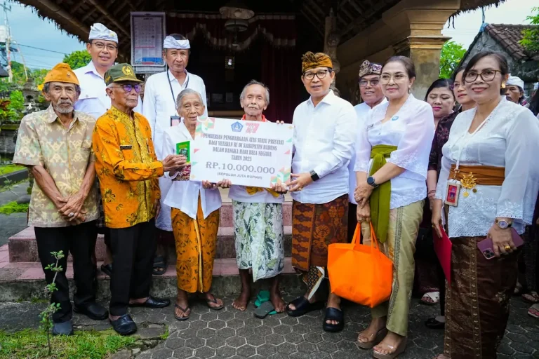 Bupati Wayan Adi Arnawa bersama Nyonya Rasniathi Adi Arnawa memberikan penghargaan kepada 187 Veteran di Desa Baha, Kecamatan Mengwi, Jumat (19/12).