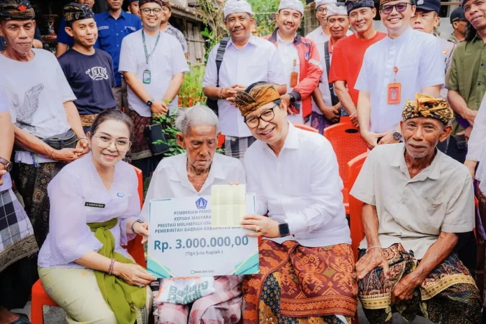 Bupati Badung I Wayan Adi Arnawa menyerahkan penghargaan secara simbolis kepada warga yang telah melampaui Usia Harapan Hidup (UHH) 75 tahun