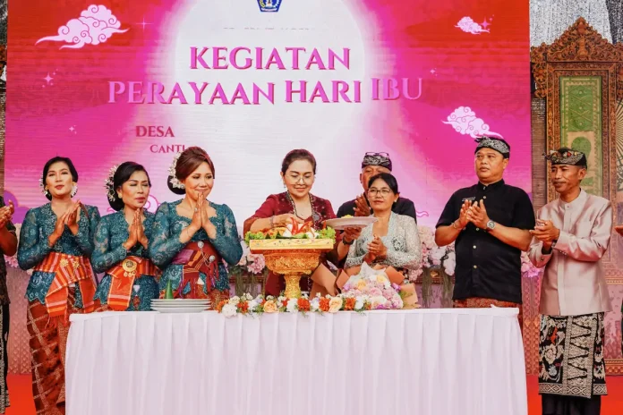 Ketua TP. PKK Kabupaten Badung Nyonya Rasniathi Adi Arnawa saat menghadiri kegiatan Perayaan Hari Ibu di Desa Abiansemal Dauh Yeh Cani, Minggu (21/12).