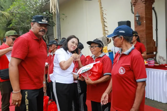 Ketua TP. PKK Badung Nyonya Rasniathi Adi Arnawa menghadiri acara Perayaan Hari Ibu yang digelar di Desa Sembung, Kecamatan Mengwi, di Lapangan Desa Sembung, Mengwi, Minggu (21/12).