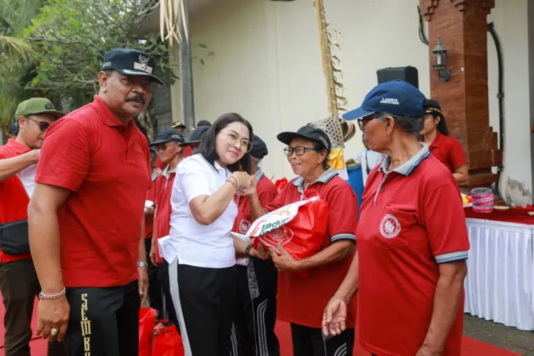 Ketua TP. PKK Badung Nyonya Rasniathi Adi Arnawa menghadiri acara Perayaan Hari Ibu yang digelar di Desa Sembung, Kecamatan Mengwi, di Lapangan Desa Sembung, Mengwi, Minggu (21/12).