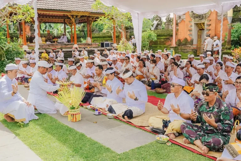 Pemerintah Kabupaten Badung melaksanakan persembahyangan bersama di Pura Lingga Bhuwana, Puspem Badung bertepatan dengan buda kliwon pahang, Rabu (24/12).