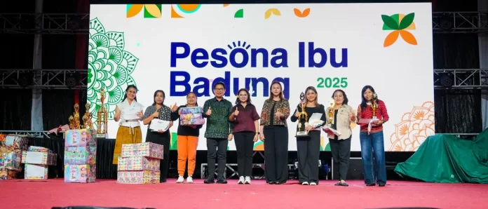 Bupati Adi Arnawa bersama Ketua TP PKK Ny. Rasniathi Adi Arnawa saat menghadiri Puncak Kegiatan Bakti Sosial dan Peringatan Hari Ibu tahun 2025 di Balai Budaya Giri Nata Mandala, pada Selasa (23/12).