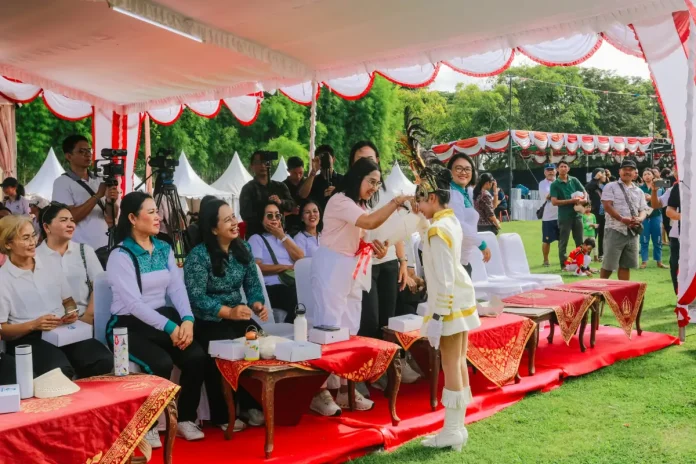 Ketua TP PKK Badung Nyonya Rasniathi Adi Arnawa saat menghadiri Pesona Ibu Badung Tahun 2025 di Balai Budaya Giri Nata Mandala, Puspem Badung, Senin (22/12).