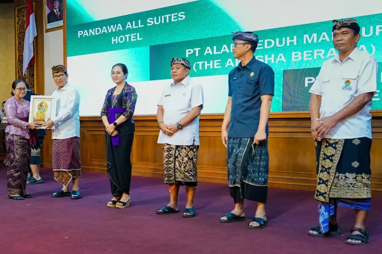 Bupati Wayan Adi Arnawa menyerahkan piagam penghargaan kepada 94 perusahaan, Lembaga, Asosiasi, dan Yayasan saat Kegiatan Gathering Forum TJSP Kabupaten Badung di Ruang Kertha Gosana, Puspem Badung, Kamis (11/12).