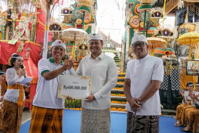 Wabup Bagus Alit Sucipta menghadiri upacara Padudusan, Ngenteg Linggih, Wraspati Kalpa Madya, Mayama Raja di Pura Kawitan Arya Bongaya Batan Jeruk Kepakisan, Banjar Trijata, Desa Mambal, Kecamatan Abiansemal, Badung, Sabtu (20/12).