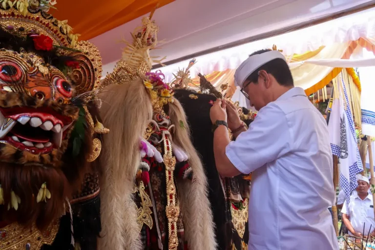 Bupati Adi Arnawa Hadiri Prosesi Melaspas dan Pasupati Pralingga Barong di Pura Kayu Putih Tangeb
