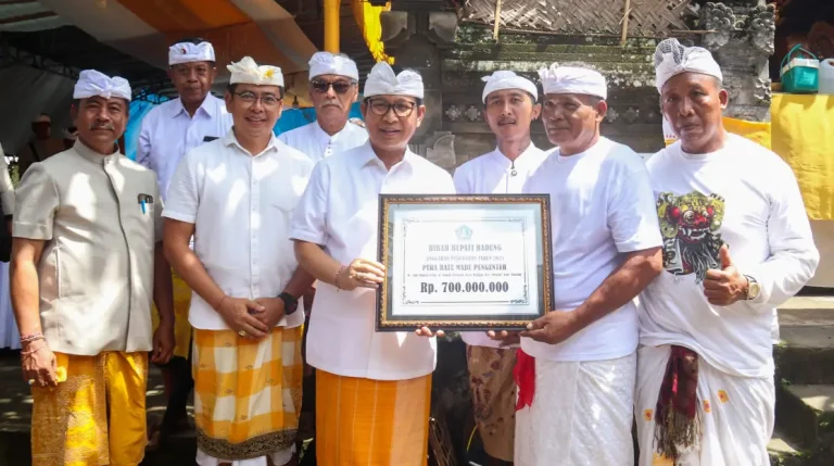 Rangkaian upacara Dewa Yadnya berlangsung khidmat di Pura Ratu Made Pangenter, Banjar Dukuh Celuk, Desa Munggu, Mengwi, Kamis 4 Desember 2025.