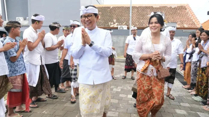 Bupati Adi Arnawa saat menghadiri acara karya melaspas dan ngenteg linggih, caru rsi gana gedung baru SMPN 3 Kuta Utara, pada Rabu (24/12).