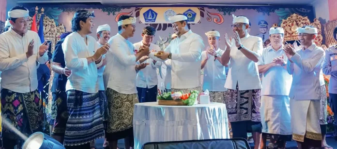 Wabup Alit Sucipta saat menghadiri HUT Ke-67 ST. Shantika Dharma Tempekan Mambal Kajanan, Desa Mambal, Kecamatan Abiansemal, di Balai Serba Guna Tempekan Mambal Kajanan, Sabtu (20/12).