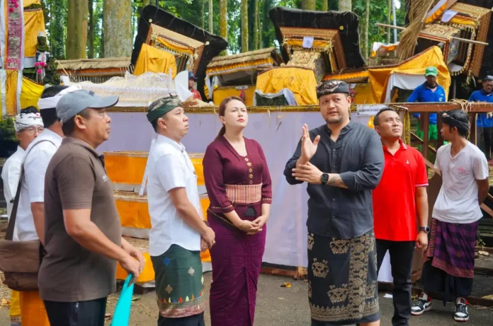 Wakil Bupati Badung, Bagus Alit Sucipta, meninjau langsung lokasi pohon pala tumbang di Kawasan Daya Tarik Wisata (DTW) Alas Pala Sangeh