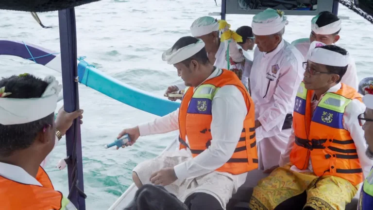 Wabup Badung Ikuti Pakelem Pemahayu Jagat di Pantai Muaya, Doakan Keselamatan dan Keseimbangan Alam