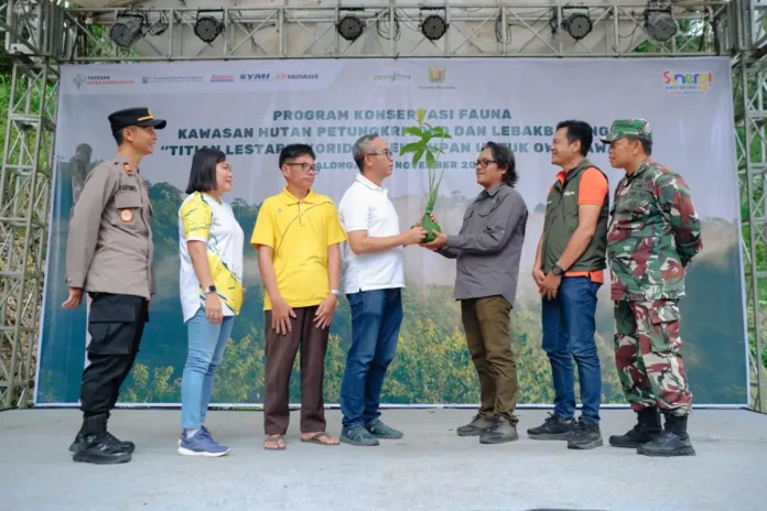 Yayasan AHM meluncurkan Program Konservasi Owa Jawa di Pekalongan untuk melestarikan habitat primata endemik, melibatkan masyarakat lokal, menanam 8.000 pohon, dan mendorong keberlanjutan lingkungan serta ekonomi komunitas. Yayasan AHM meluncurkan Program Konservasi Owa Jawa di Pekalongan untuk melestarikan habitat primata endemik, melibatkan masyarakat lokal, menanam 8.000 pohon, dan mendorong keberlanjutan lingkungan serta ekonomi komunitas.
