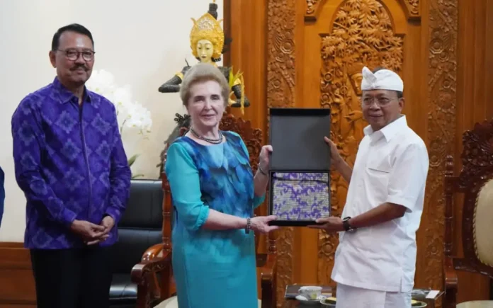 Gubernur menerima delegasi Hungaria yang membahas peluang beasiswa, kerja sama pendidikan, serta kolaborasi lintas sektor untuk mendukung kemajuan Bali.