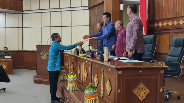 DPRD Bali membahas tiga Raperda penting terkait pelindungan pantai, pendirian Perumda air, dan perubahan perangkat daerah untuk mendukung lingkungan, pelayanan publik, dan budaya.