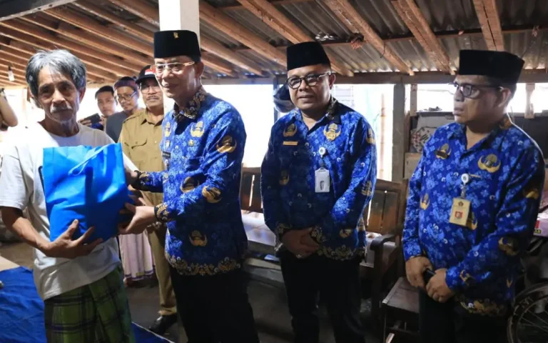 Bupati Klungkung I Made Satria menyalurkan paket sembako kepada sejumlah warga penyandang disabilitas, Senin 1 Desember 2025.