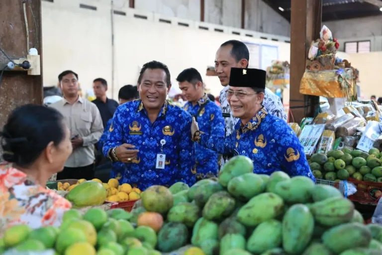 Bupati Klungkung I Made Satria didampingi Wakil Bupati Tjokorda Gde Surya Putra meninjau Pasar Umum Galiran, Senin 1 Desember 2025.