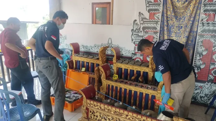 Proses olah TKP dugaan tindak pidana pencurian gong di Balai Desa Adat Padangkeling, Buleleng.