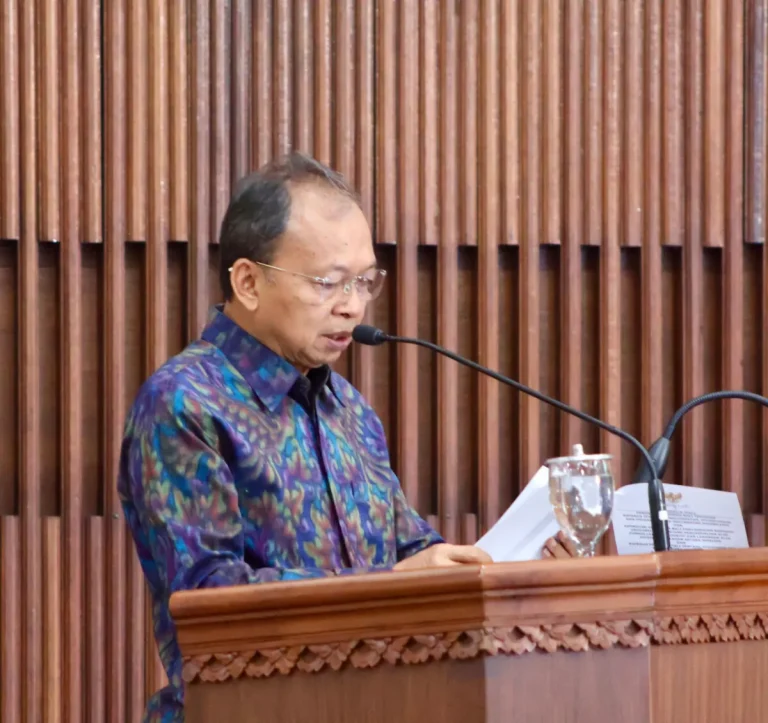 Gubernur Bali Wayan Koster menekankan pentingnya Raperda untuk mengendalikan alih fungsi lahan, mengatur toko modern berjejaring, dan menjamin hak penyandang disabilitas demi pembangunan Bali yang berkelanjutan dan inklusif.