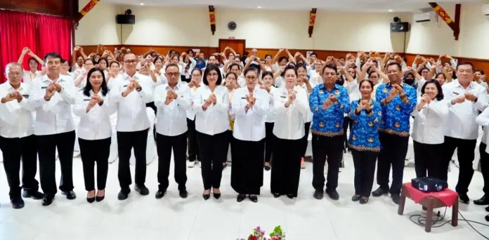 Ketua Tim Pembina Posyandu Provinsi Bali, Ny. Putri Koster, membuka Bimtek untuk meningkatkan kapasitas 100 kader Posyandu di Buleleng agar lebih kompeten dalam menjalankan enam bidang pelayanan dasar masyarakat.