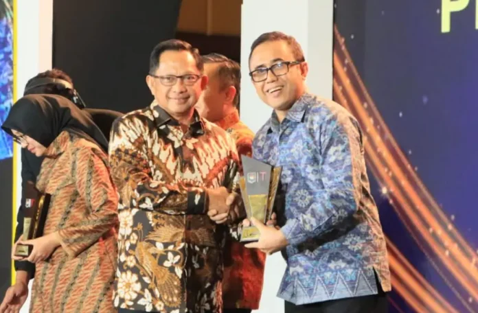 Walikota Denpasar, I Gusti Ngurah Jaya Negara menerima penghargaan Penganugerahan Apresiasi Kinerja Pemerintahan Daerah Tahun 2025 yang diserahkan Menteri Dalam Negeri RI, Muhammad Tito Karnavian di Ballroom Flores, Hotel Borobudur Jakarta.
