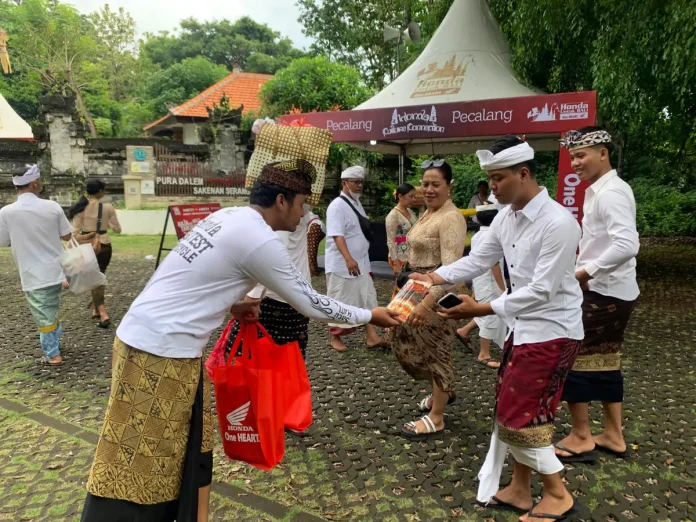 Astra Motor Bali mendukung kenyamanan umat Hindu saat Galungan dan Kuningan melalui program CSR dengan menyediakan fasilitas Bale Pesandekan dan membagikan dupa di Pura Sakenan, Denpasar.