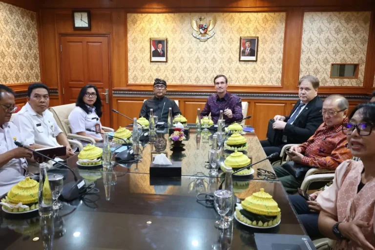 Wali Kota Denpasar, I Gusti Ngurah Jaya Negara, menerima kunjungan Duta Besar Finlandia yang menawarkan teknologi modern untuk membantu pengelolaan sampah di Kota Denpasar.