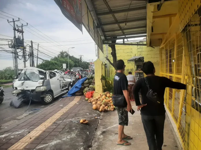 Kondisi mobil pick up Daihatsu Grand Max DK 8194 WA yang mengalami kecelakaan di traffic light simpang pantai penimbangan.