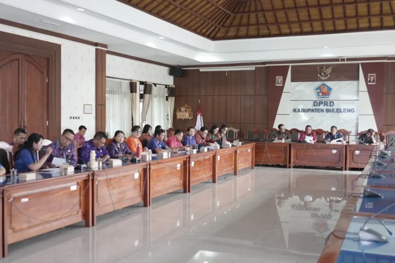 Suasana rapat Pansus I DPRD Buleleng memabahas tentang penyesuaian Ranperda tentang Perubahan atas Perda Nomor 9 Tahun 2023 mengenai Pajak Daerah dan Retribusi Daerah.