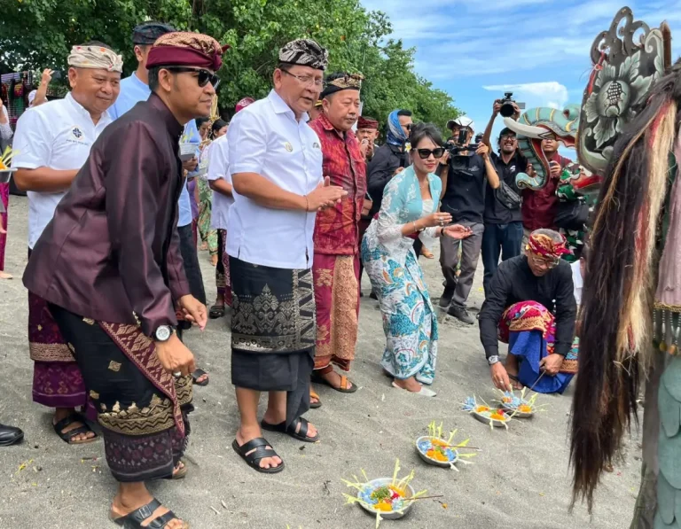 Kawasan pesisir Pemuteran kembali menjadi pusat perhatian dengan dibukanya Pemuteran Bay Festival 2025 di Pantai Pemuteran