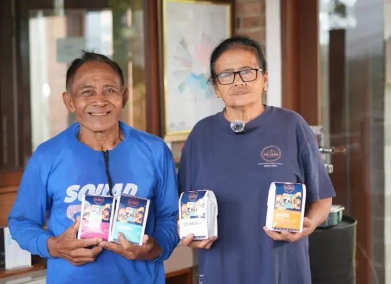 pasangan petani Bali, Nyoman Sudana dan Wayan Sari, Bali Beans tumbuh dari lahan leluhur di dataran tinggi vulkanik Kintamani.