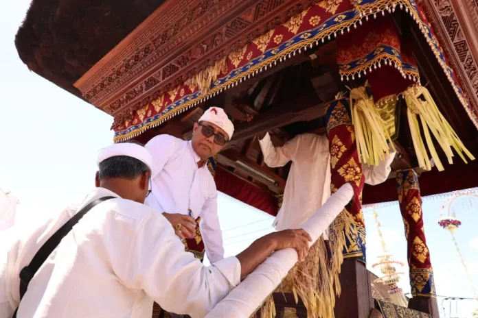 Walikota Denpasar I Gusti Ngurah Jaya Negara menghadiri upacara melaspas dan mendem pedagingan bale kulkul di Balai Banjar Ceramcam, Desa Adat Kesiman, pada Kamis (4/12/2025).